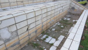 Denuncien la degradació de les grades de l’antic CN Poblenou als Jardins de Josep Trueta