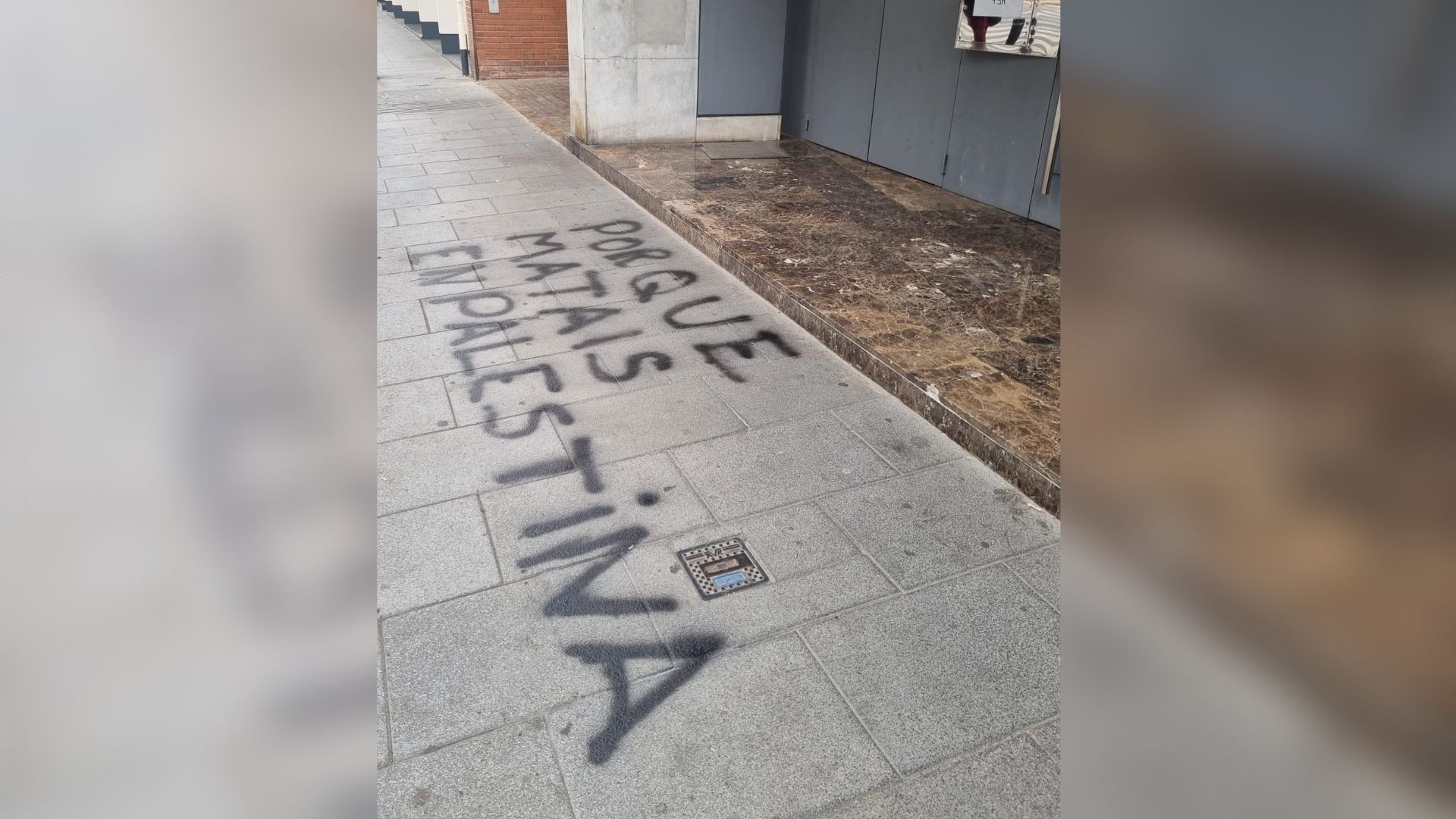 Noves pintades contra una sinagoga al barri de les Corts, a Barcelona | religió, vandalisme