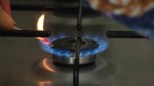 L’APE reclama als candidats a les eleccions municipals 2023 accés universal a l’aigua i la llum