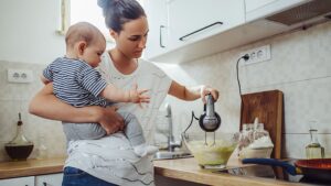 El TSJC considera inconstitucional no estendre el permís de naixement a les famílies monoparentals