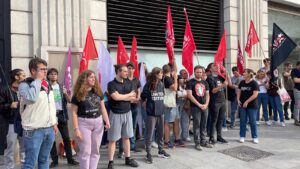 Protesta contra la precarietat laboral juvenil i els problemes de salut mental que comporta