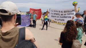 Els esportistes es manifesten per reclamar més espais a les platges de Barcelona