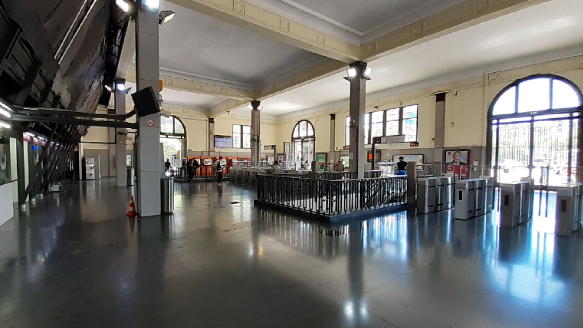 vestibul estació de tren Fabra i Puig