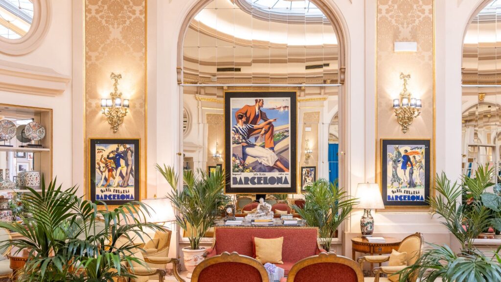 El Palace Barcelona es recrea en el luxe per commemorar els 180 anys de la botiga Santa Eulalia | exposició, hotels, moda