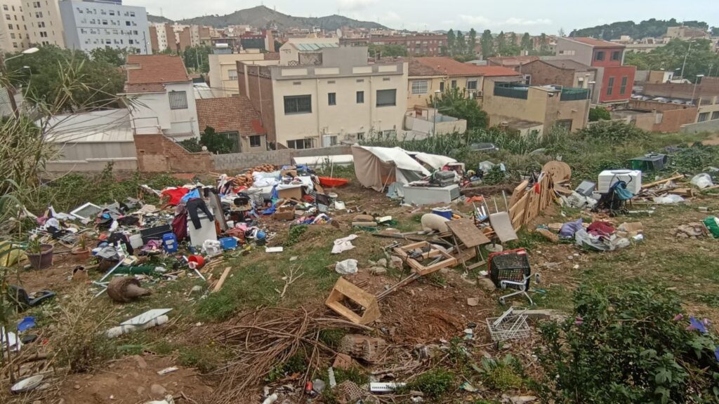 Un nou abocador amb deixalles d'un veí trasbalsa el barri de la Clota: "La pudor és molt forta" | neteja, queixes veïnals