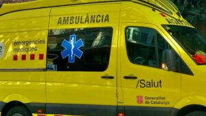 Un ferit per arma blanca i dos detinguts en una baralla multitudinària al carrer de la Llacuna