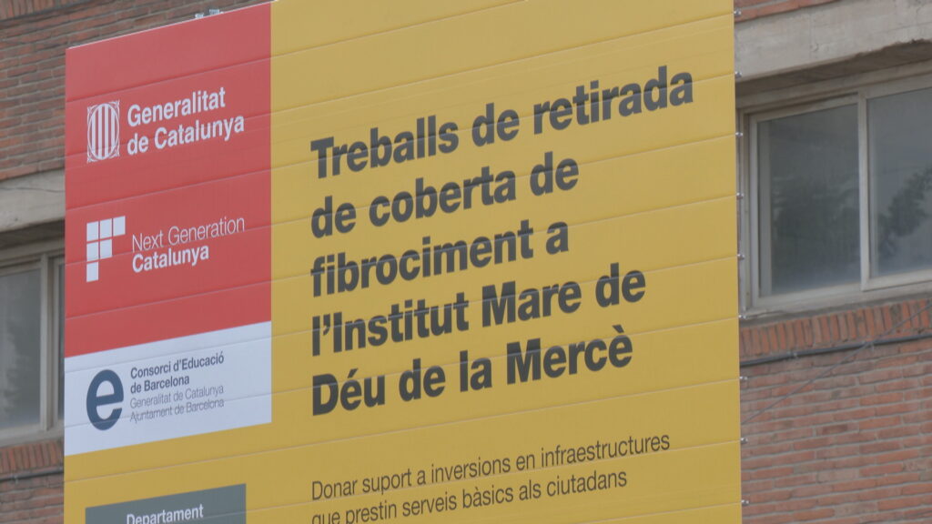 En marxa la retirada de la coberta d'amiant de 4.250 m² de l'Institut Mare de Déu de la Mercè | amiant, escoles, salut pública