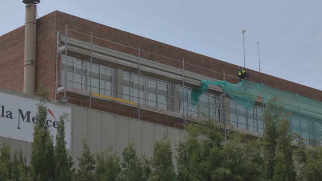 En marxa la retirada de la coberta d'amiant de 4.250 m² de l'Institut Mare de Déu de la Mercè | amiant, escoles, salut pública