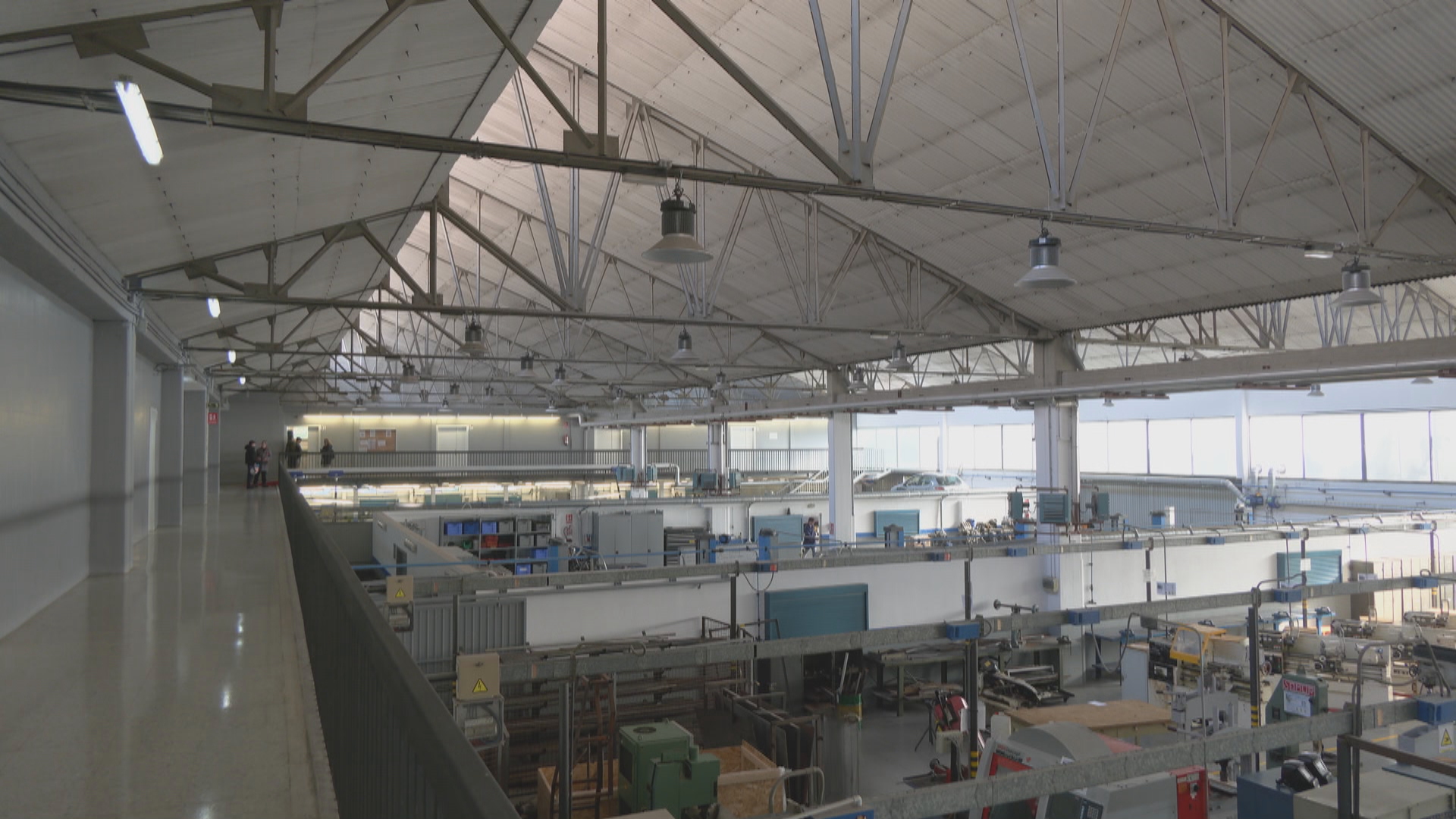 En marxa la retirada de la coberta d'amiant de 4.250 m² de l'Institut Mare de Déu de la Mercè | amiant, escoles, salut pública