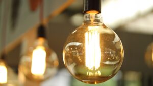 Barcelona va atendre 14.000 llars vulnerables el 2023 per evitar talls de subministraments bàsics