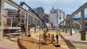 El parc infantil de Can Batlló tanca una setmana per posar tendals per fer-hi ombra
