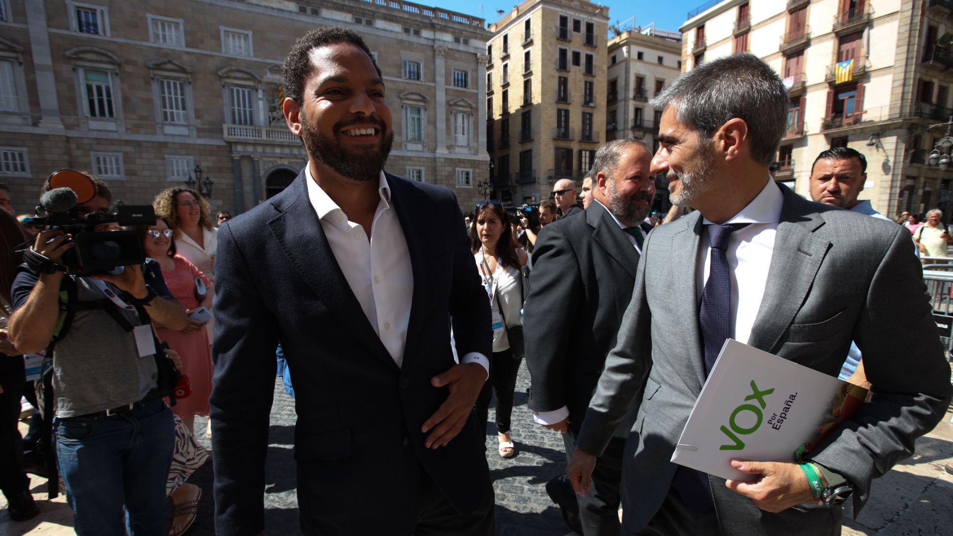 Un centenar de simpatitzants de Vox es concentren a Sant Jaume per donar suport al partit | Ajuntament de Barcelona, eleccions municipals 2023, Gonzalo de Oro, Vox