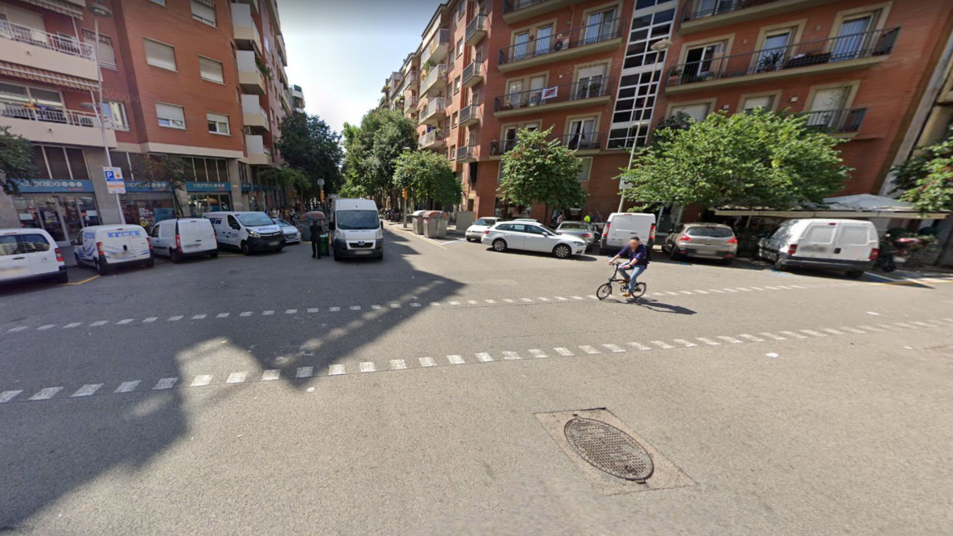 Accident entre una bici i un patinet a l'Eixample: el ciclista es dona a la fuga després del xoc | Accidents, bicicleta, Guàrdia Urbana, patinets elèctrics