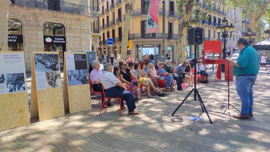 La 2a edició de la Vila del Llibre recupera amb èxit les antigues cadires de lloguer de la Rambla | la Rambla, llibres