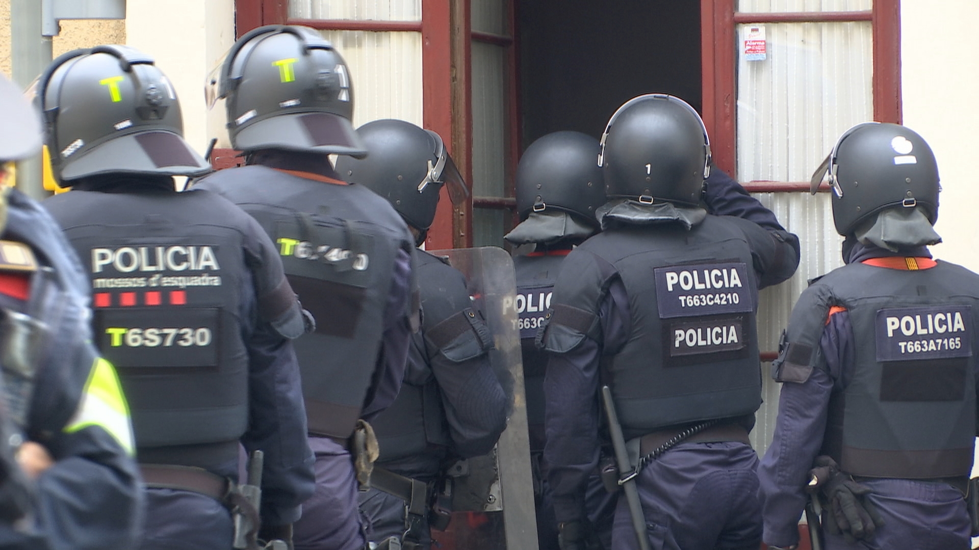 Demanen presó per a una veïna de Ciutat Meridiana acusada d'agredir dos mossos en un desnonament | desnonaments, Mossos d'Esquadra