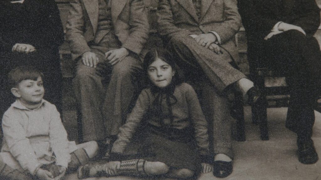 L'Arxiu Històric exhibeix dibuixos inèdits d'infants de Barcelona que retraten la Guerra Civil | Guerra Civil, infants
