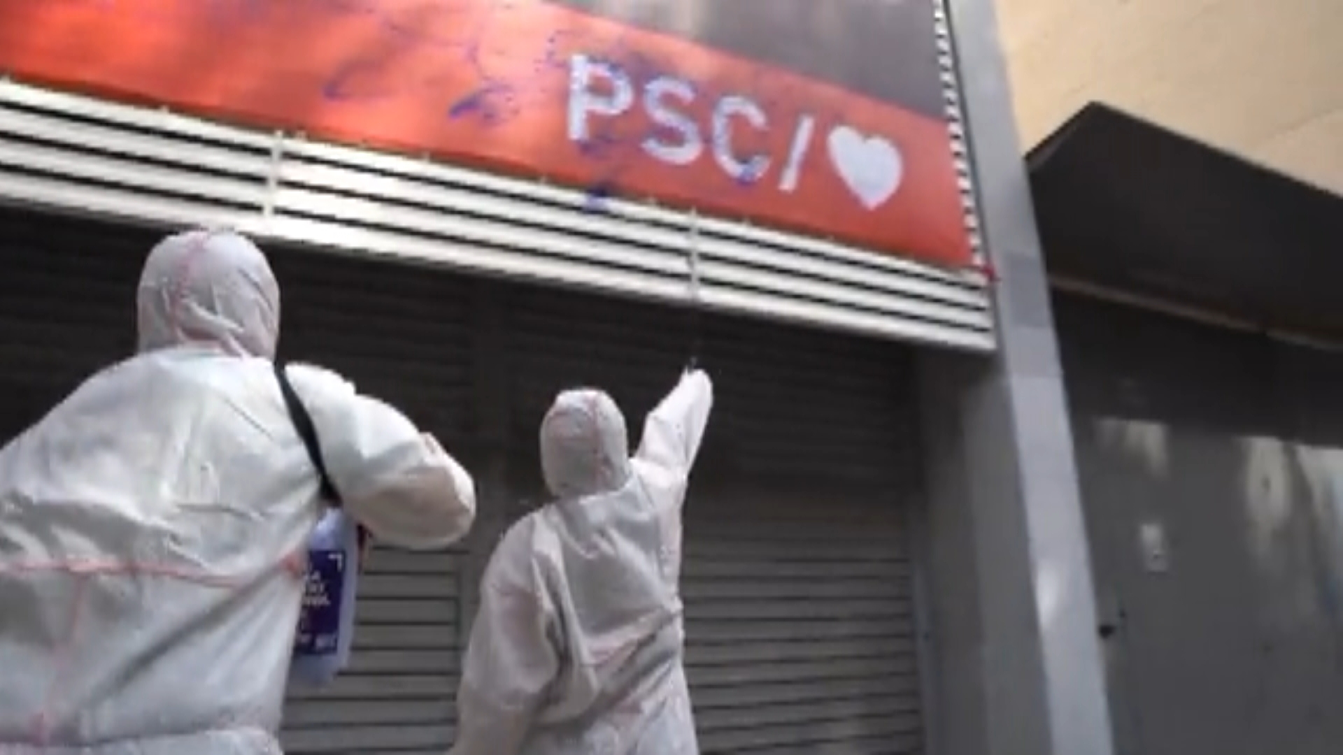 Un grup independentista vandalitza les seus del PSC i Vox a Barcelona | eleccions generals 2023