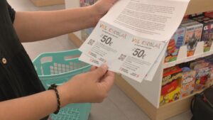 Les famílies demanen replantejar el val escolar perquè “no ha ajudat a reduir la despesa familiar”