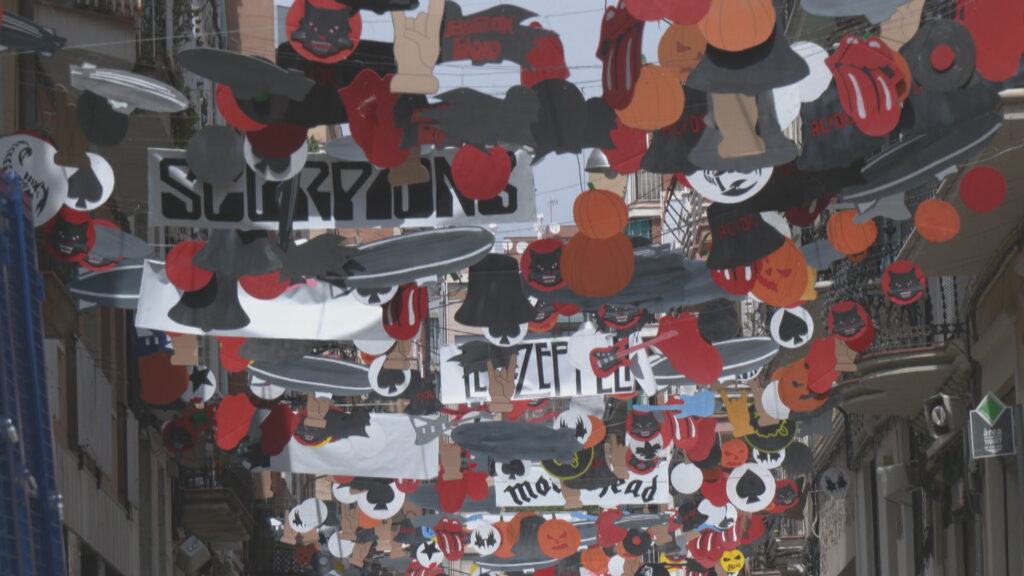 Sants treballa contra rellotge per guarnir els carrers per a la festa major | Festa Major de Sants