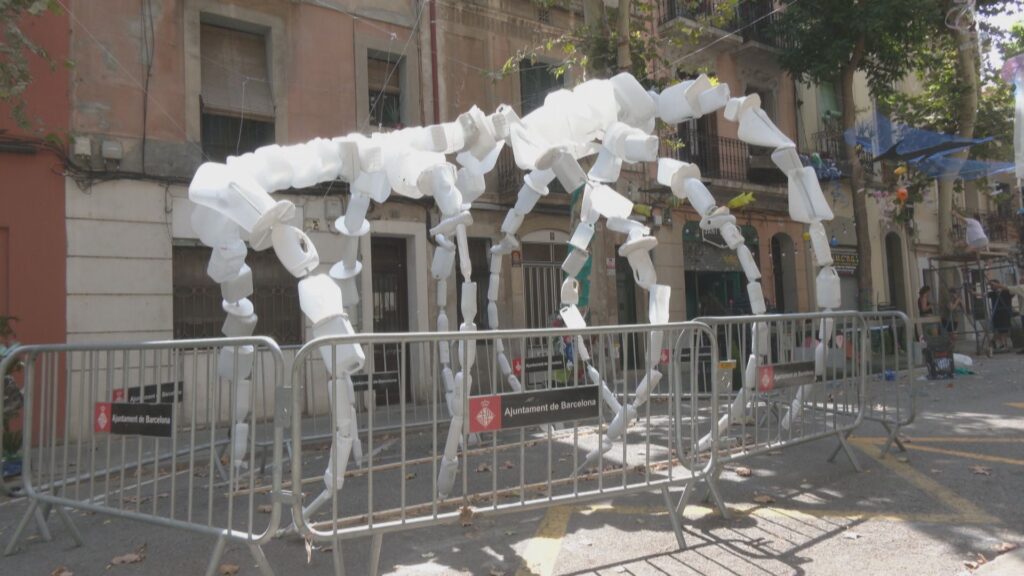Sants treballa contra rellotge per guarnir els carrers per a la festa major | Festa Major de Sants