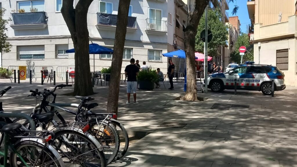 Dos detinguts per un robatori violent amb arma blanca en plenes festes de Sants | armes, detencions, Festa Major de Sants, Mossos d'Esquadra, robatoris