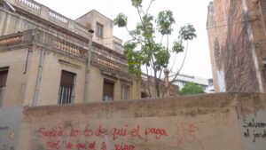 Els veïns denuncien que la tala d’arbres als Jardins de Can Raventós continua