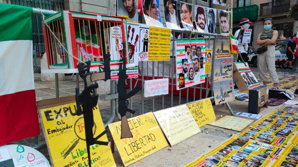 Un centenar de manifestants recorden la jove iraniana assassinada per no dur bé el vel | drets humans, manifestacions a Barcelona, plaça de Sant Jaume, protestes