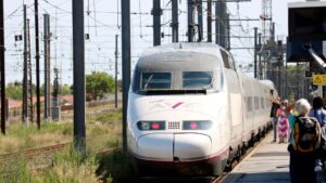 Retards a l’alta velocitat entre Madrid i Barcelona per la troballa de restes humanes a les vies