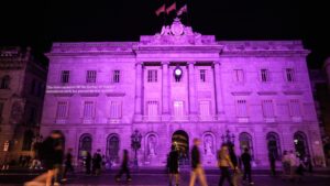 La façana de l’Ajuntament s’il·lumina de color lila per homenatjar els cuidadors