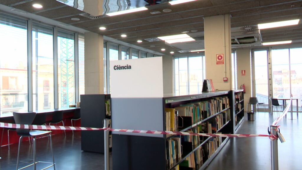 Treballadors de la Biblioteca Sagrada Família clamen contra els desperfectes: "És un menysteniment" | biblioteques