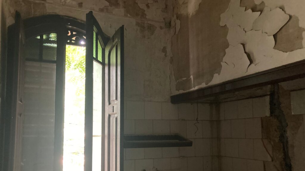 Així és per dins la Casa Hurtado, una joia modernista de Pedralbes abandonada més de 20 anys | VÍDEO | edificis històrics, modernisme, patrimoni arquitectònic