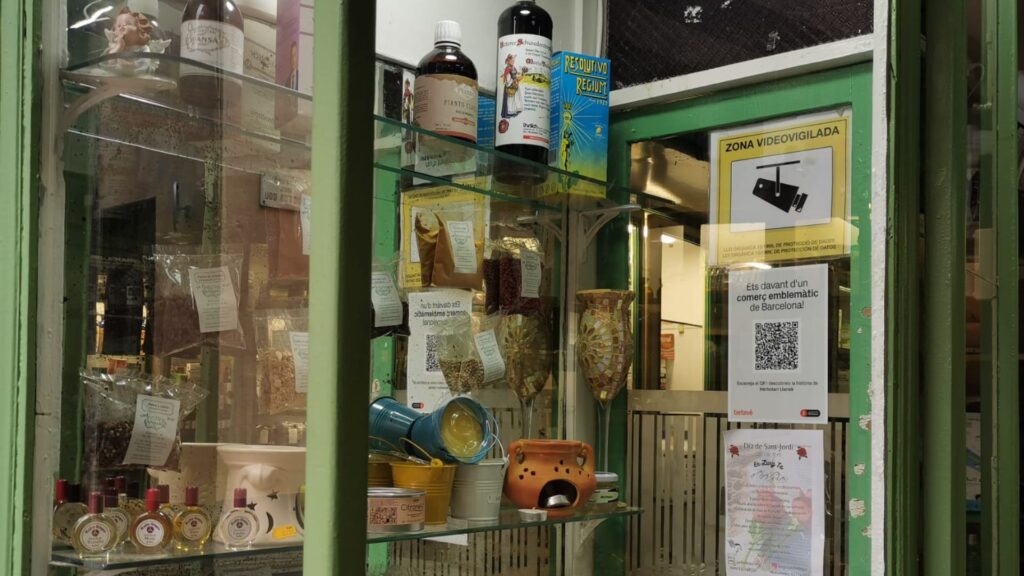 Destrosses i problemes per reparar el vidre centenari de l'Herbolari Llansà, assaltat al Raval | botigues centenàries, robatoris