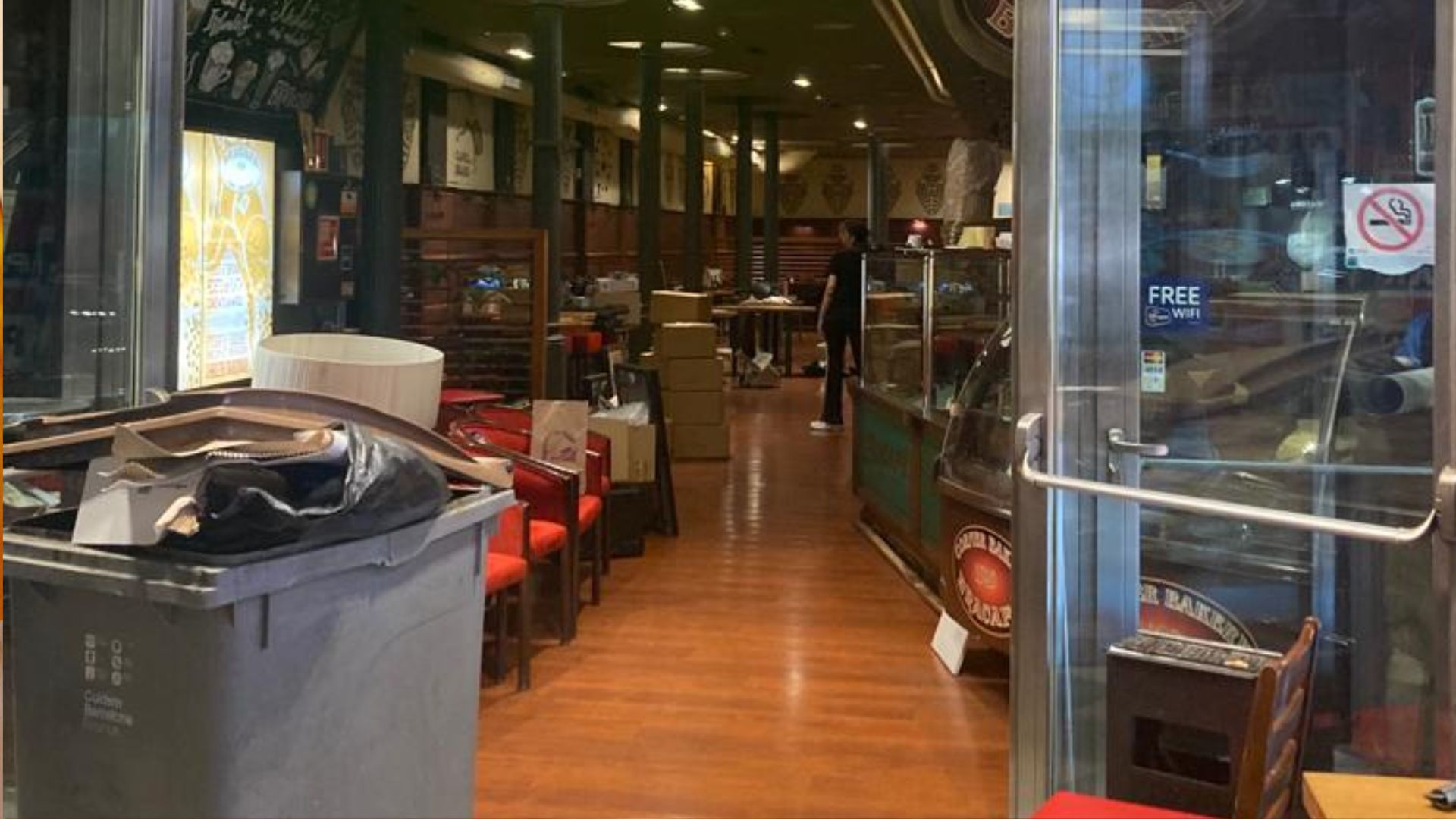 El mobiliari del Milano Jazz Club, a la venda al carrer | jazz, música en viu