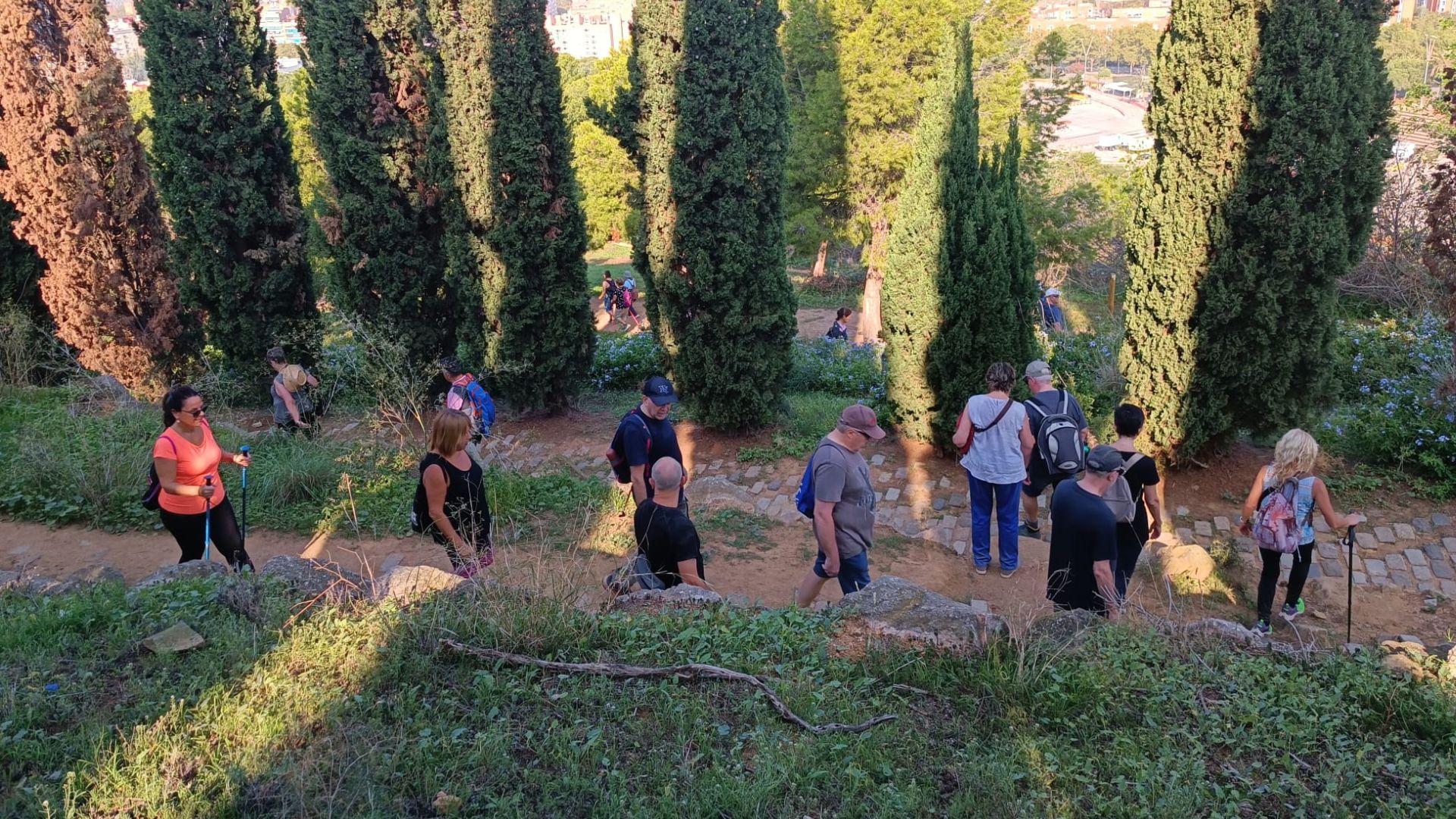 Unes 250 persones fan la primera excursió al Montjuïc 360º, l'únic sender barceloní | Parc de Montjuïc, salut pública