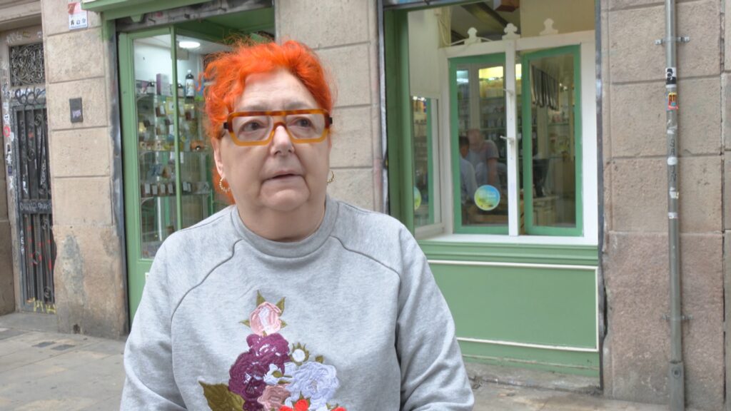 Destrosses i problemes per reparar el vidre centenari de l'Herbolari Llansà, assaltat al Raval | botigues centenàries, robatoris