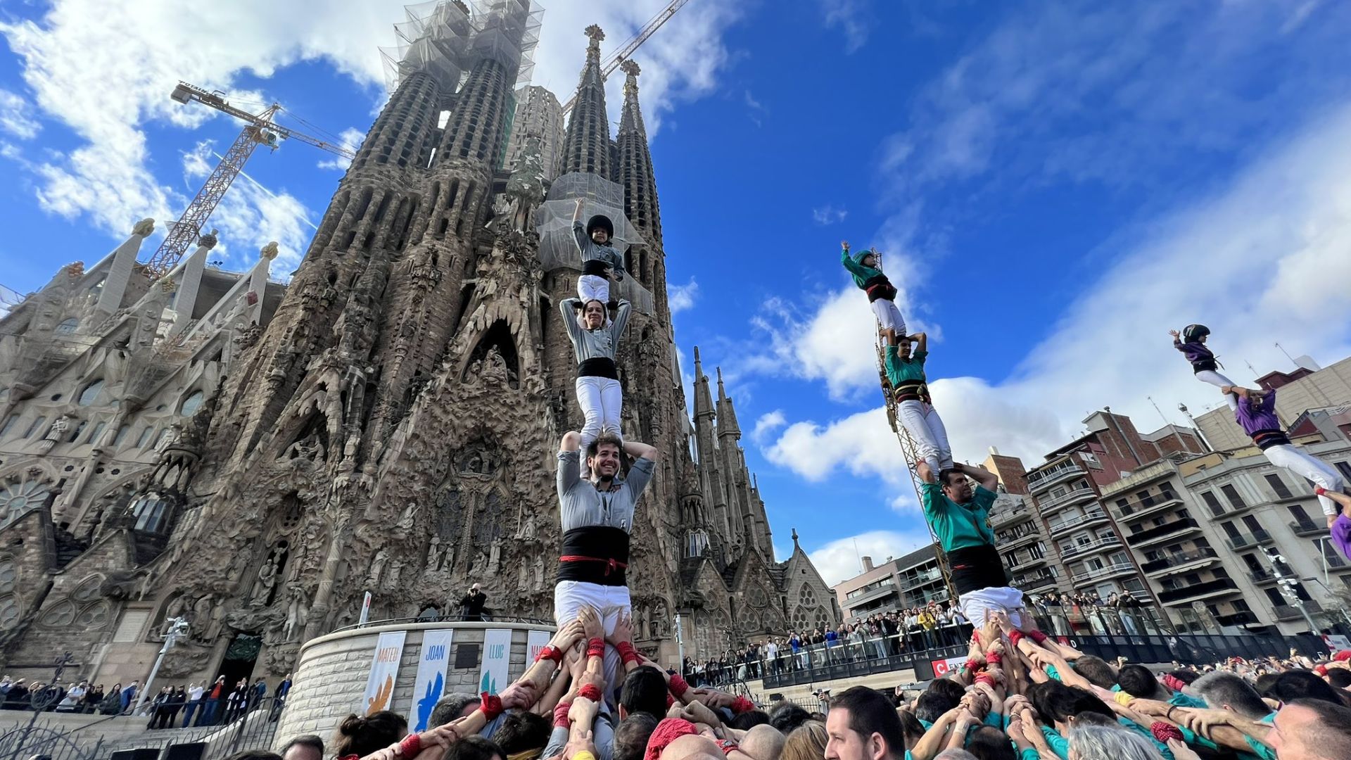 Els Castellers Celebren La Fi De Les Torres Dels Evangelistes De La els-castellers-celebren-la-fi-de-les-torres-dels-evangelistes-de-la