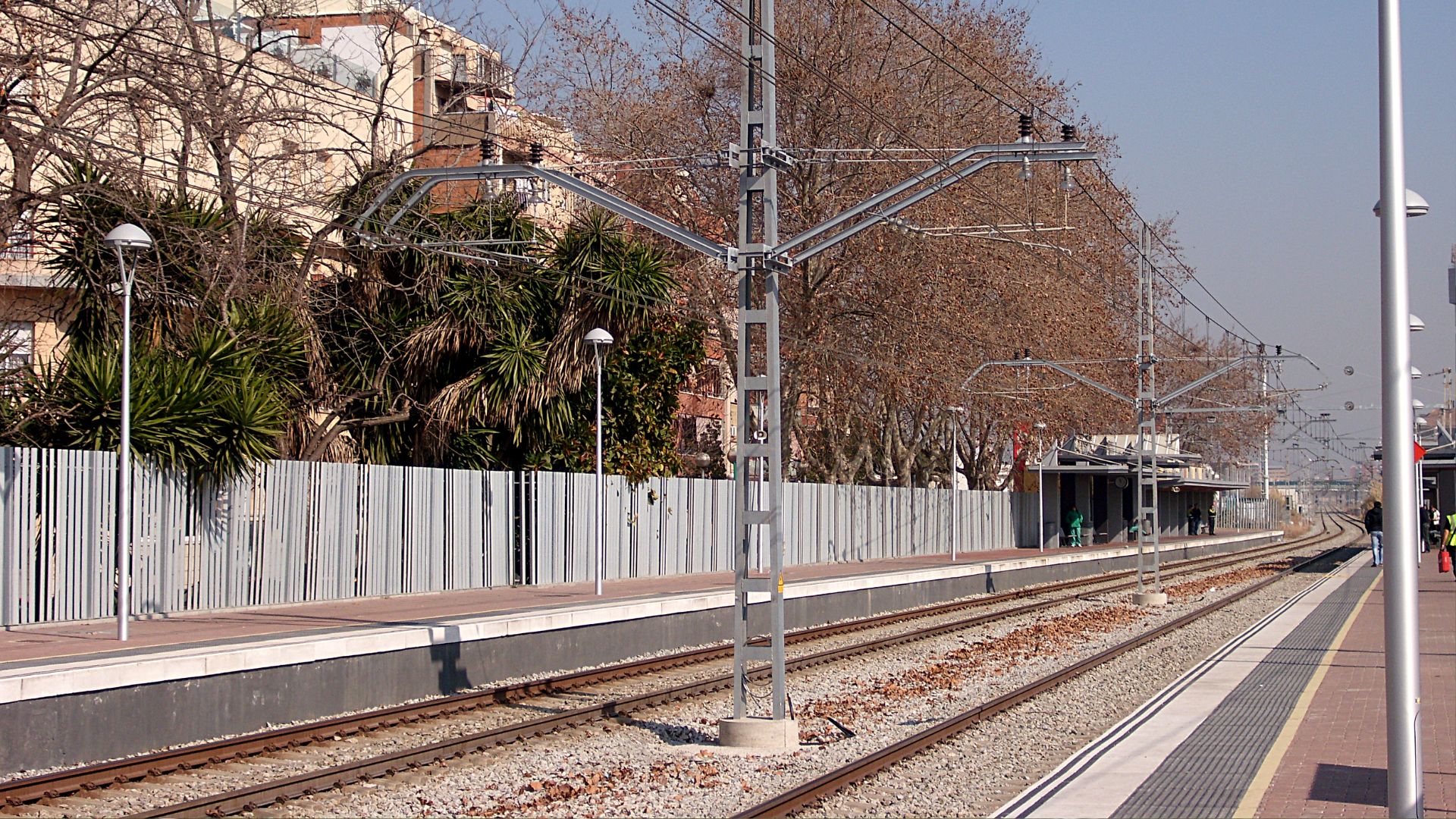 Retards de fins a 60 minuts a l'R1 per un atropellament mortal entre Sant Adrià i Badalona | Accidents, Adif, tren