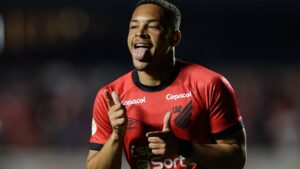 Vitor Roque jugarà l’últim partit abans d’arribar al Barça