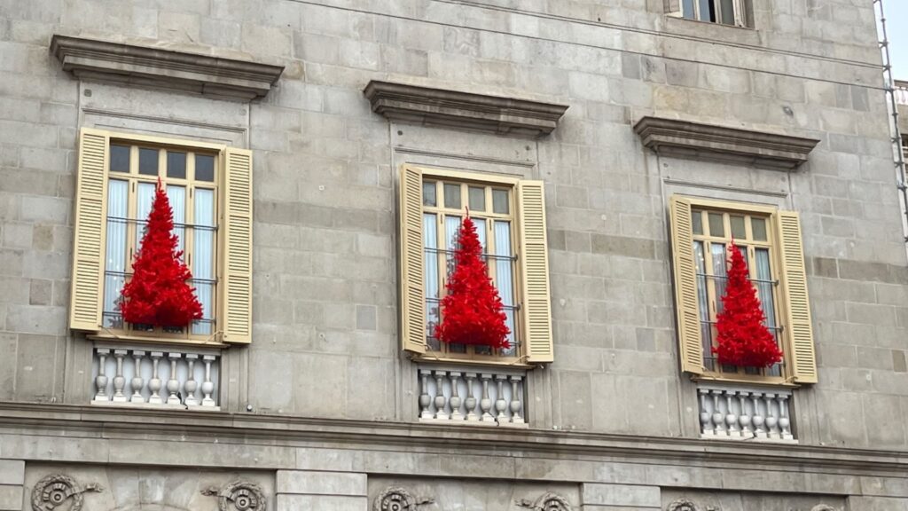 Vox titlla el pessebre de plaça Sant Jaume de "cutre" i acusa Collboni de gastar-s'hi "un dineral" | Nadal, pessebres, Vox