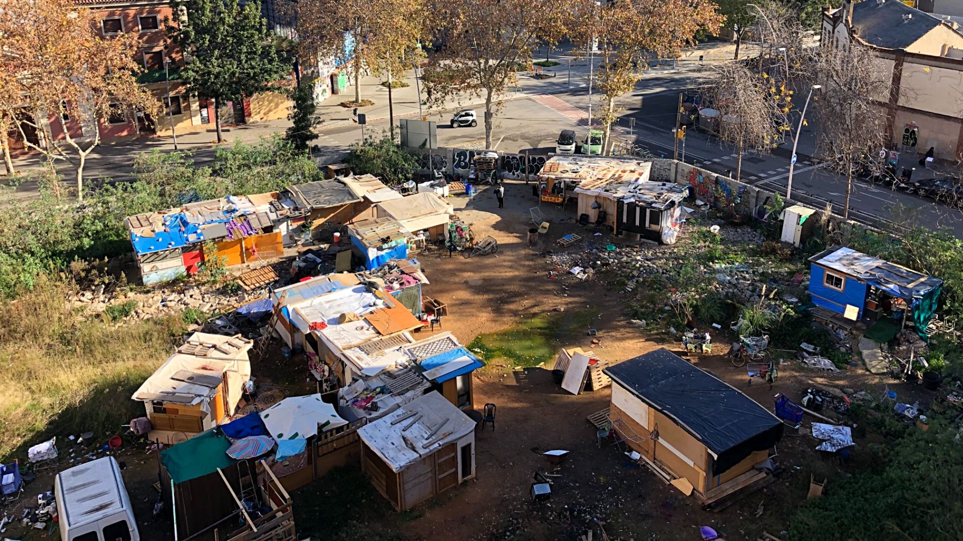 El govern destinarà un milió d'euros a atendre les persones que dormen en assentaments a Barcelona | Ajuntament de Barcelona, assentaments, Generalitat de Catalunya, pobresa