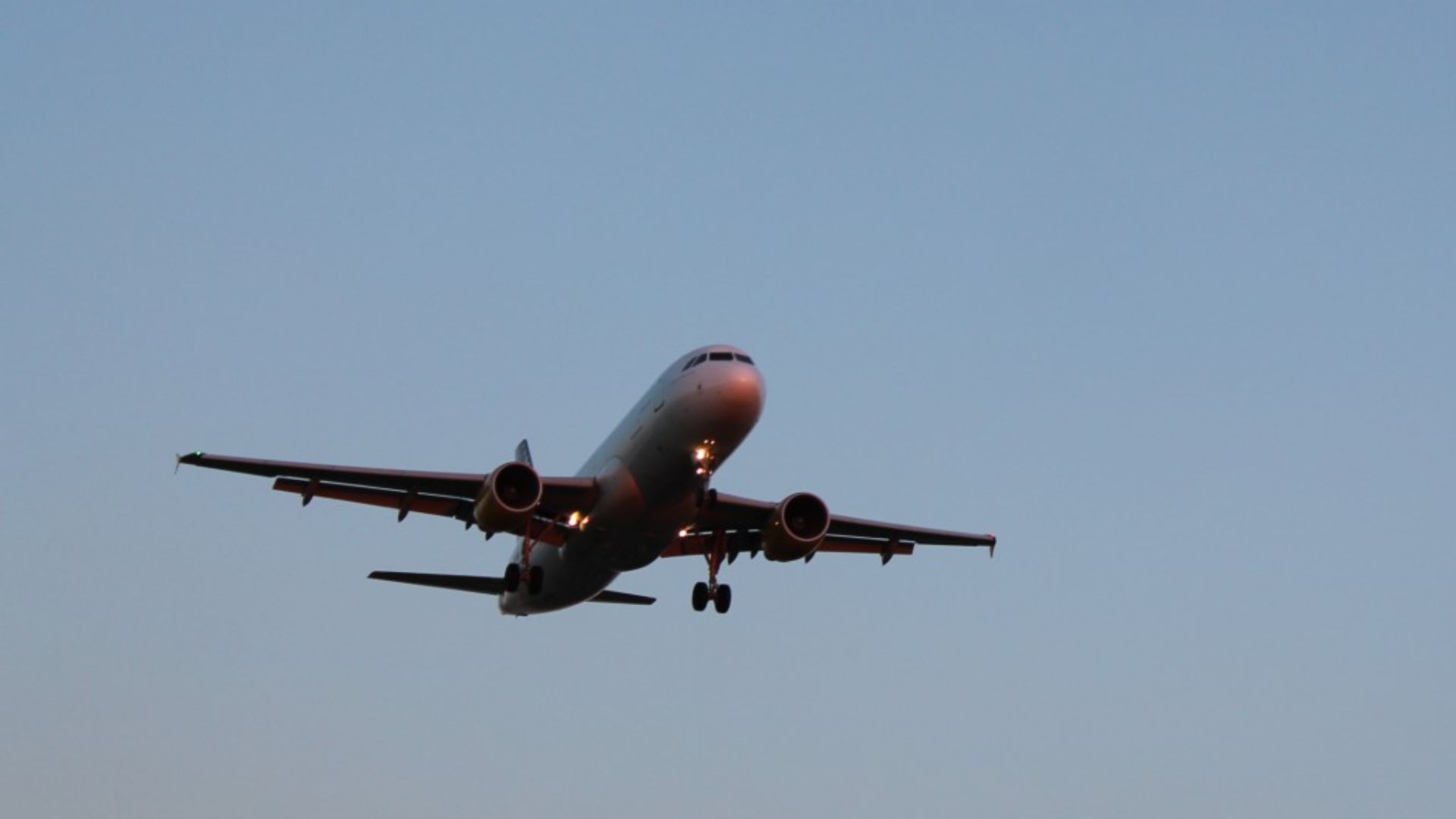 La UE reitera que no falta combustible per als avions, però es prepara per si n'hi ha escassetat | energia, Orient Mitjà, preus
