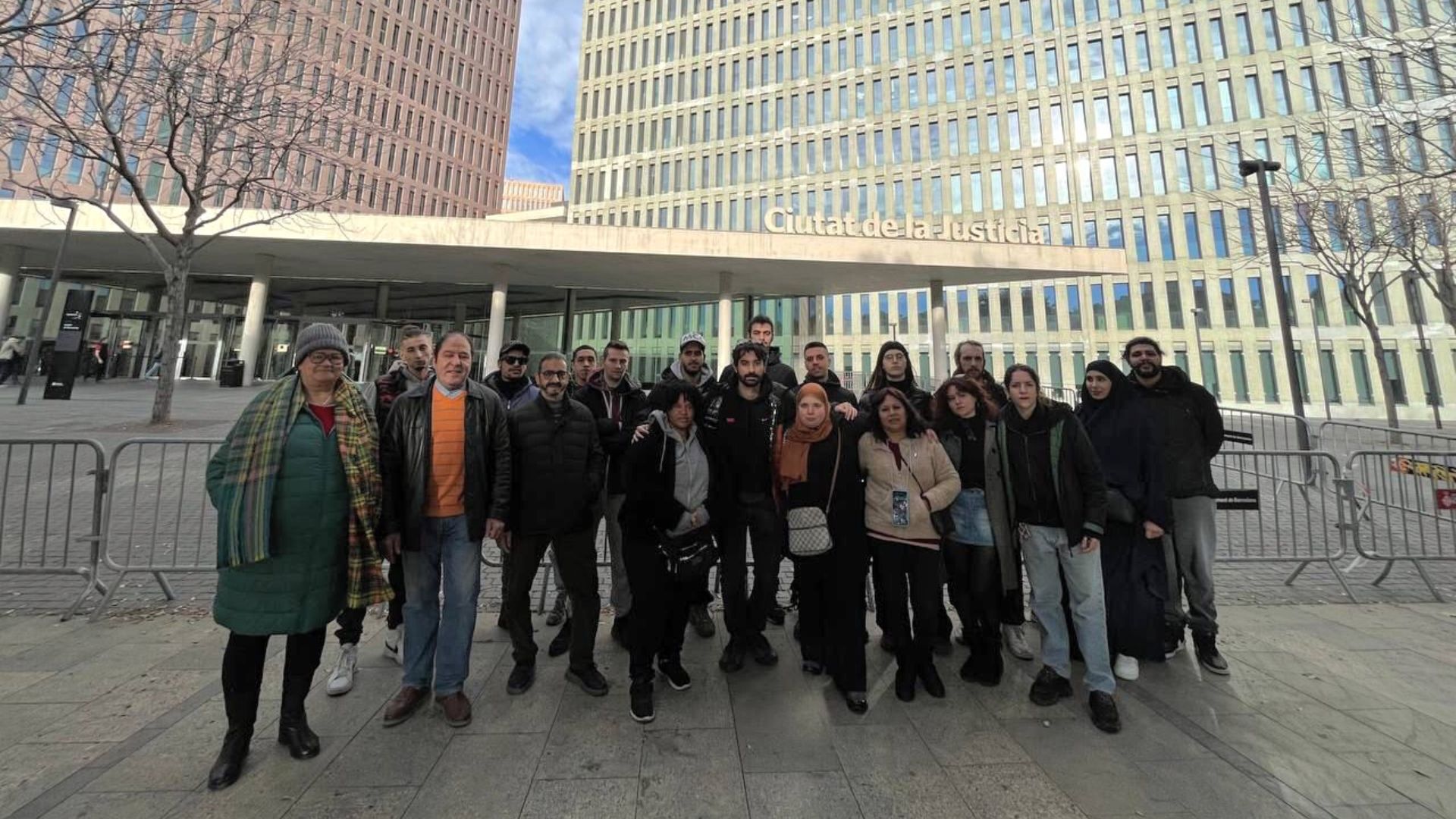 12 persones vinculades a sindicats d'habitatge, a judici per protestar contra un fons voltor | desnonaments, judici