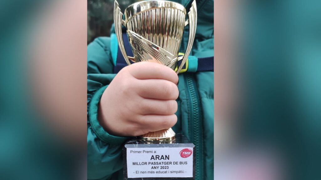 El premi d'una conductora de TMB a l'Aran, de 4 anys, per ser el "millor passatger de bus" | autobús, infància, TMB