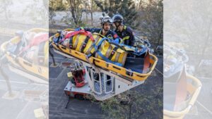 Els Bombers rescaten amb una autoescala un home amb una aturada cardiorespiratòria