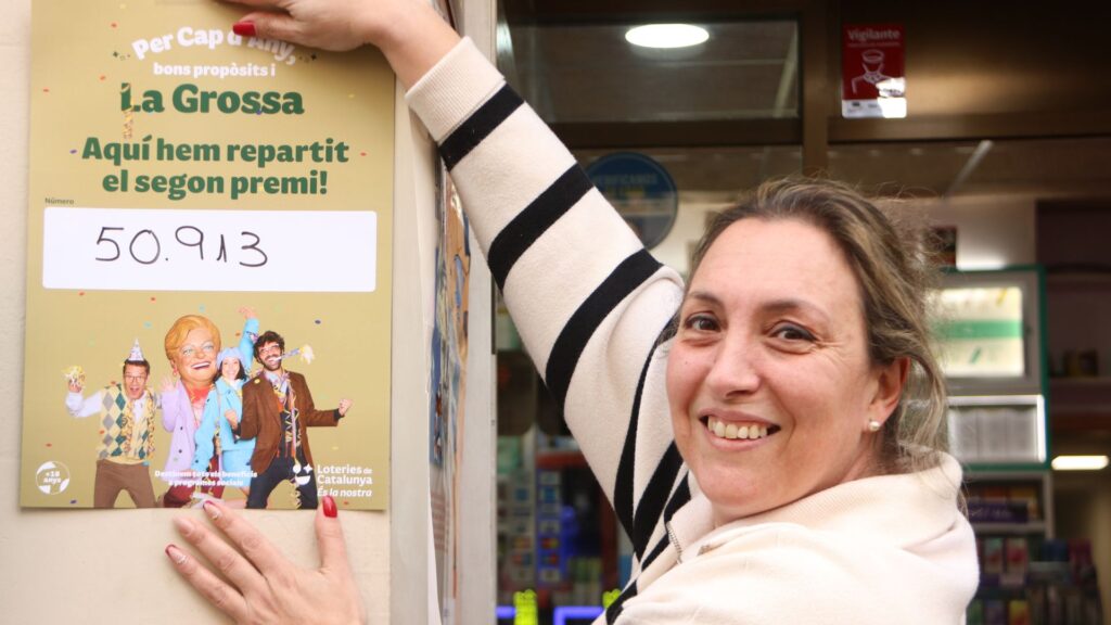 La propietària de l'estanc de l'Eixample que ha repartit 975.000 € a la Grossa: "Em fa molt feliç" | Grossa, loteria, nit de Cap d'Any