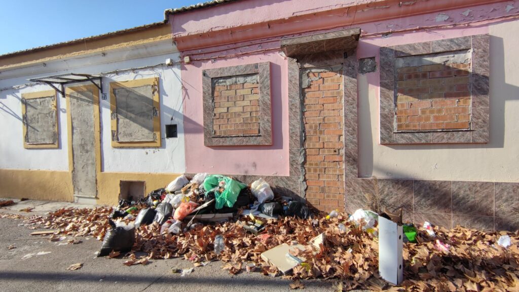 Brutícia i degradació a les últimes cases barates del Bon Pastor, pendents d'enderrocar | edificis històrics, habitatge públic, incivisme