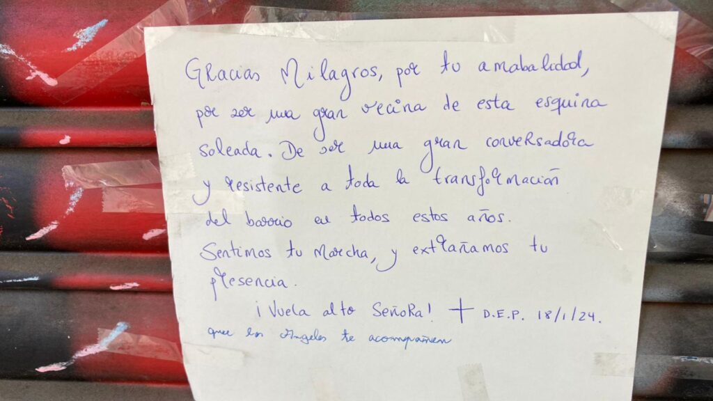 Flors en memòria de la quiosquera de Sant Antoni: "Gràcies, Milagros, per ser una gran veïna" | botigues, gent gran