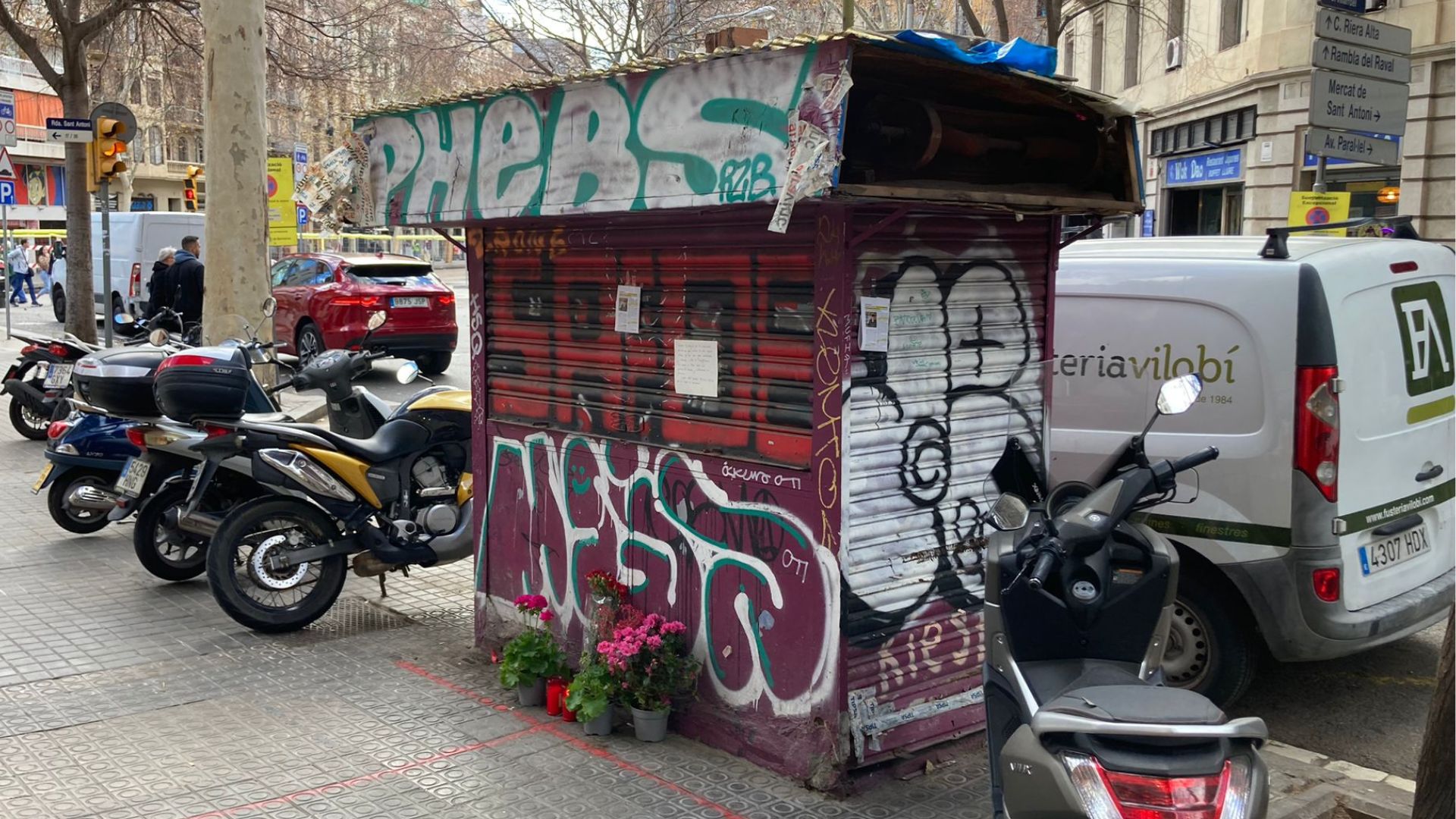 Flors en memòria de la quiosquera de Sant Antoni: "Gràcies, Milagros, per ser una gran veïna" | botigues, gent gran