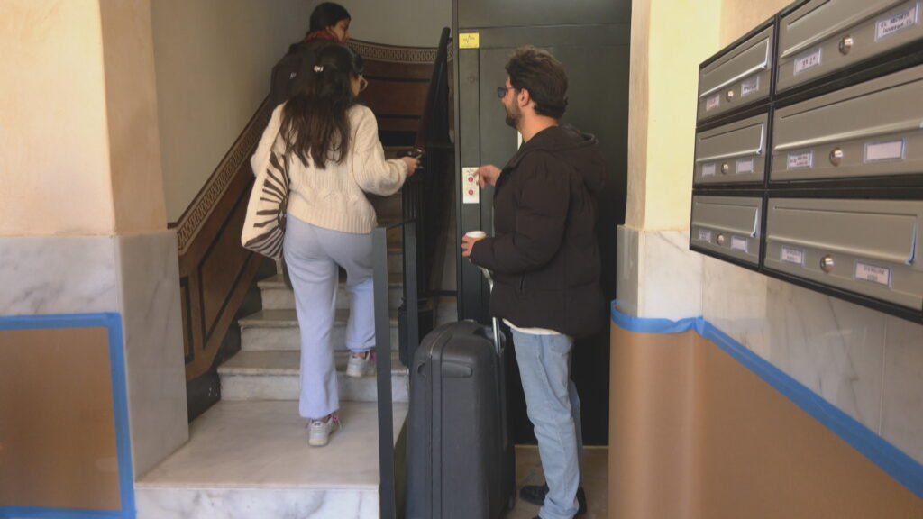 Veïns de la Dreta de l'Eixample eleven la gentrificació del barri al síndic de Greuges de Catalunya | gent gran, pisos turístics