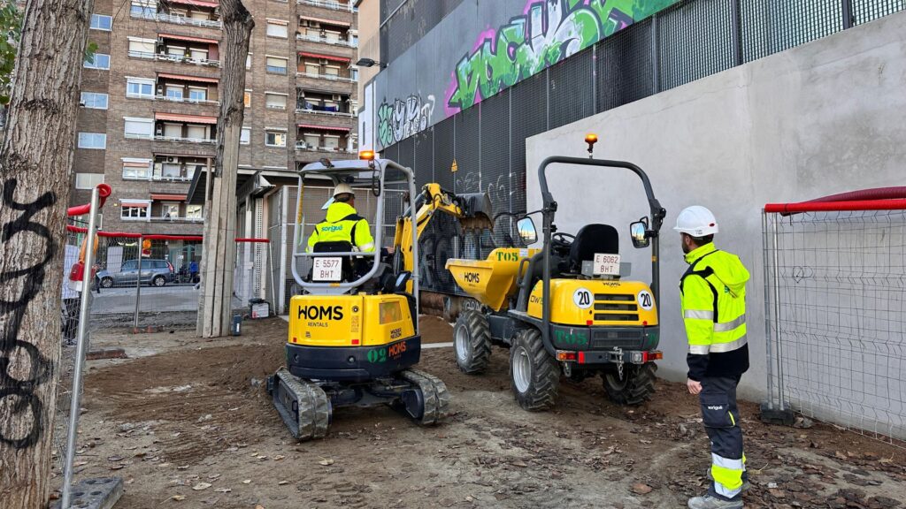 En marxa als Jardins de les Tres Xemeneies les primeres obres municipals amb maquinària elèctrica | contaminació acústica, contaminació atmosfèrica, obres, soroll